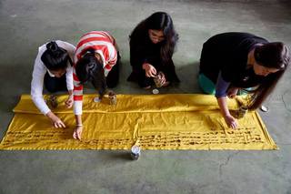 KILL ME HONEY III

2019, CEA of the San Marcos University in Lima

Performance with the members of the CEA of the UNMSM, distributing on a large golden fabric the unknown hair bunches from the "Kill me honey". Ongoing participative performance